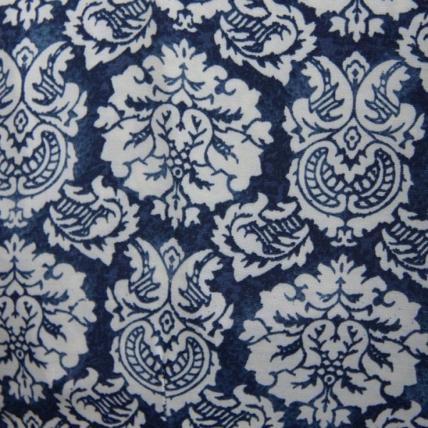 robe grande taille - motif de la robe vu de près (détail)