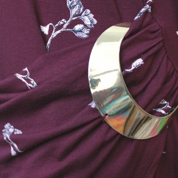 robe grande taille - robe effet drapé bordeaux avec boucle dorée Blue Chameleon (détail)