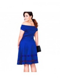 robe grande taille - robe de cocktail style bardot "studio" Lili London coloris bleu (porté dos)