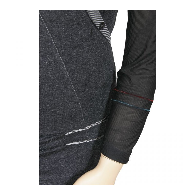 pull gris brodé L33 grande taille (détail manches)