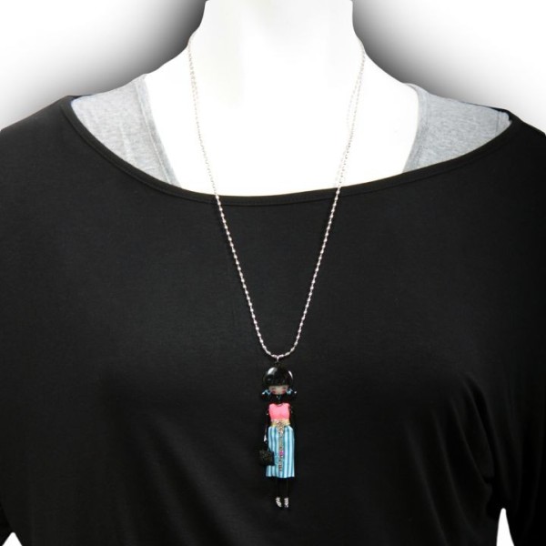 collier fantaisie grande taille - collier pepette Aline coloris bleu "les pepettes" Lol bijoux (porté)