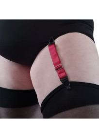 paire d'attaches rouges pour lingerie fine ajustables portées