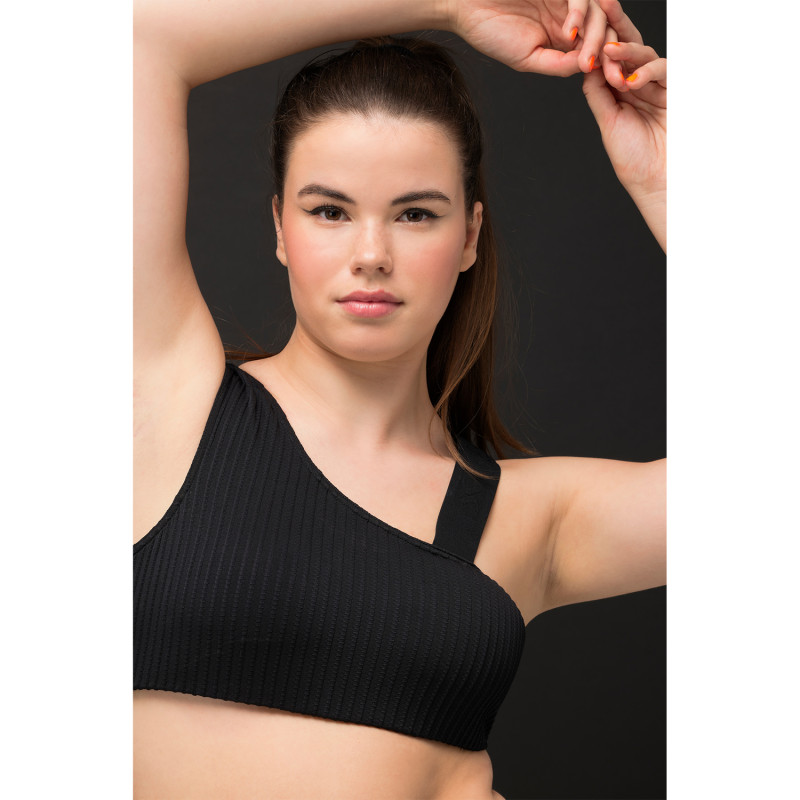 Haut de bikini noir grande taille Studio Untold à bonnets souples (porté, de près)