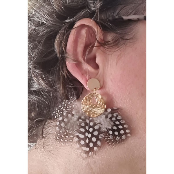 Boucles d'oreilles Mila & Stories portées - plumes naturelles et doré