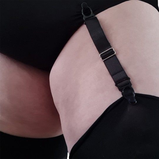 paire d'attaches noires pour lingerie fine ajustables portées