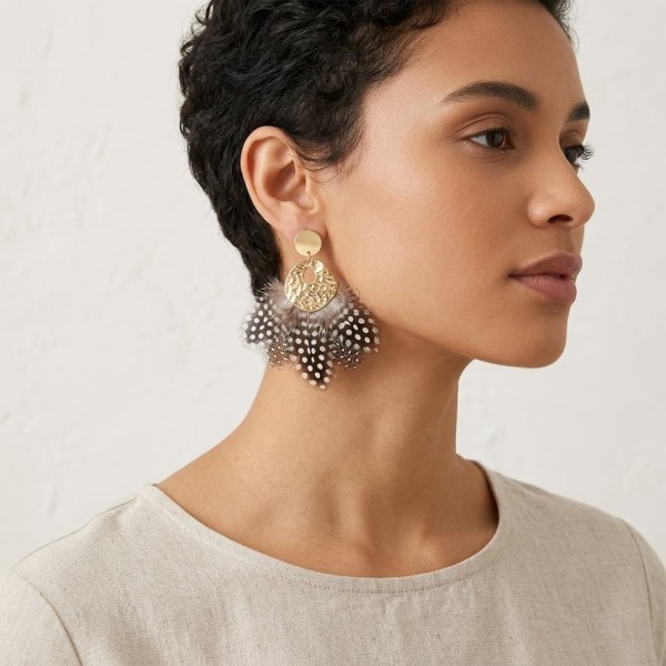 Boucles d'oreilles Mila & Stories portées - plumes naturelles et doré