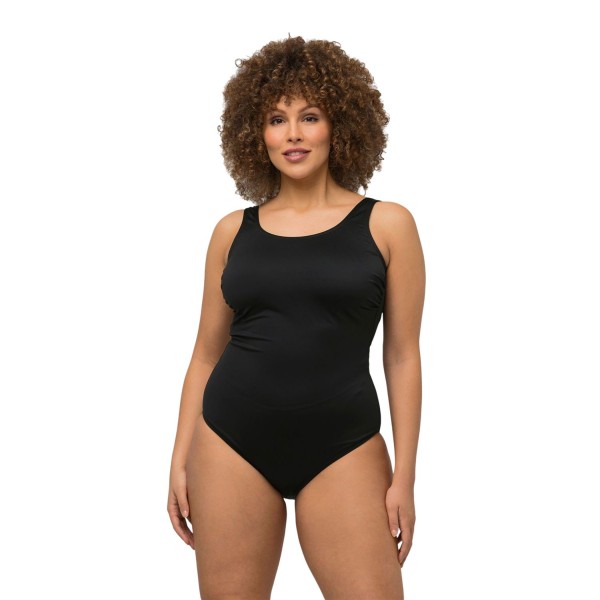 Maillot de bain une pièce noir Ulla Popken, coupe avec fronces latérales, grande taille, porté par un mannequin