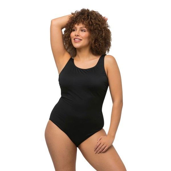 Maillot de bain une pièce noir grande taille Ulla Popken, porté de face par un mannequin.
